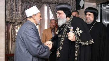 شيخ الأزهر يتلقى اتصالا هاتفيا من البابا تواضروس للتهنئة بعيد الفطر