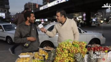 صعيدي مكافح .. ساعة الفطار يجبر بخاطر شاب ويهديه جائزة