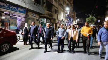 لإعادة الانضباط .. محافظ المنيا يقود حملة مفاجئة لرفع الإشغالات بشوارع حي شمال المدينة