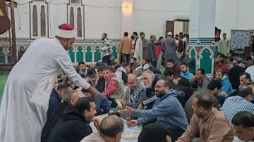ليلة 27 رمضان في طور سيناء.. مئات المصلين يجتمعون حول أكبر مائدة سحور بمسجد المنشية