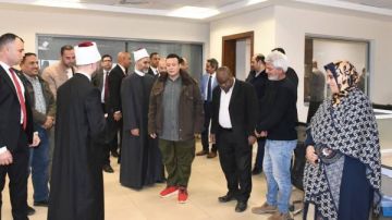 وزير الأوقاف يتفقد انتظام العمل بالديوان العام ويهنئ العاملين بعيد الفطر.. صور