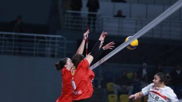 الأهلي يتوج بطلا لدوري السوبر الممتاز لآنسات الطائرة على حساب الزمالك