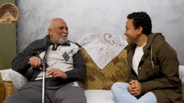 بركة رمضان.. سامح حسين يهدي عم أشرف 60 ألف جنيه ورحلة عمرة