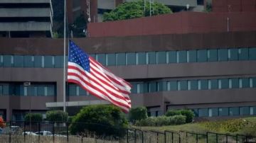 أمريكا تأمر الدبلوماسيين غير الأساسيين بمغادرة السعودية