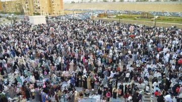 مئات الآلاف يؤدون صلاة عيد الفطر بمسجد العزيز الحكيم المقطم .. صور مئات الآلاف يؤدون صلاة عيد الفطر بمسجد العزيز الحكيم المقطم .. صور