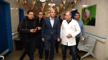 محافظ أسيوط يفاجئ العاملين بمستشفى منفلوط المركزي الجديد لمتابعة مستوى الخدمات الصحية