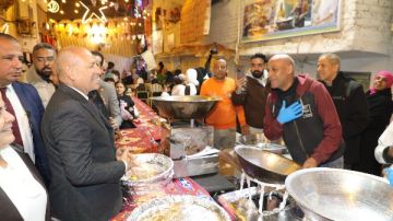 محافظ القاهرة يتفقد التجهيزات الأخيرة لأكبر مائدة إفطار بالمطرية