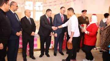 محافظ دمياط يوزع الورود وهدايا العيد على أبناء الرعاية بفارسكور محافظ دمياط يوزع الورود وهدايا العيد على أبناء الرعاية بفارسكور