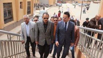 محافظ سوهاج يعاقب مسعف وسائق بوحدة إسعاف برديس وينقل مدير المستشفى ونائبيه