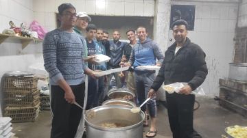 مطبخ بيت العيلة يجهز مئات وجبات الإفطار للصائمين في طور سيناء
