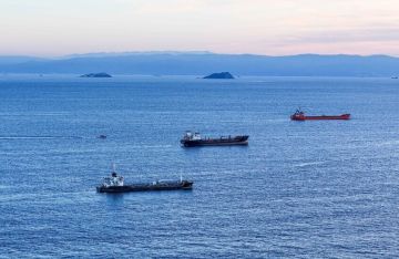 بلومبرغ: ناقلات النفط تتكدس في البحر الأحمر بسبب تغيير السعودية لمساراتها بلومبرغ: ناقلات النفط تتكدس في البحر الأحمر بسبب تغيير السعودية لمساراتها