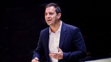 اتحاد السلة يعلن توقيع عقوبة على المدير الفني للنادي الأهلي اتحاد السلة يعلن توقيع عقوبة على المدير الفني للنادي الأهلي