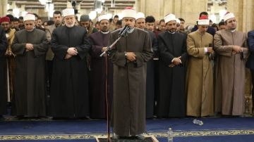 بتوجيهات الإمام الأكبر.. الطالب الأزهري أحمد سامي يؤم المصلين بالجامع الأزهر في التراويح بتوجيهات الإمام الأكبر.. الطالب الأزهري أحمد سامي يؤم المصلين بالجامع الأزهر في التراويح