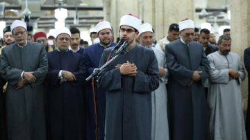 بتوجيهات الإمام الأكبر.. النابغة الطالب الأزهري الكفيف يؤم المصلين بالجامع الأزهر