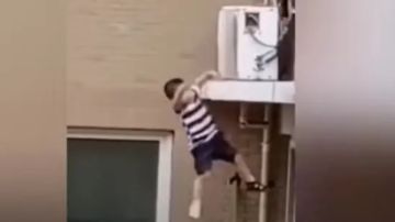 سكرانة.. أجنبية تلقي ابن شقيقتها من الطابق الخامس والأهالي ينقذون شقيقته