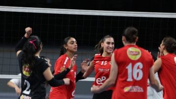 وعود لاعبات طائرة الأهلي بعد إسقاط الزمالك والتتويج بلقب دوري السوبر وعود لاعبات طائرة الأهلي بعد إسقاط الزمالك والتتويج بلقب دوري السوبر