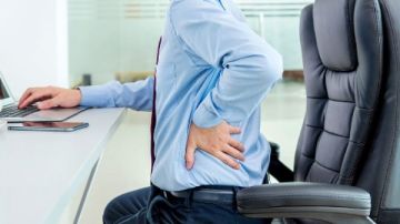 الجلوس الطويل يرهق العمود الفقري.. نصائح للحفاظ على ظهرك أثناء العمل المكتبي الجلوس الطويل يرهق العمود الفقري.. نصائح للحفاظ على ظهرك أثناء العمل المكتبي