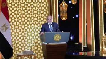 الرئيس السيسي يشهد احتفال الأوقاف بليلة القدر ويكرم الفائزين في الحفظ والتلاوة.. صور الرئيس السيسي يشهد احتفال الأوقاف بليلة القدر ويكرم الفائزين في الحفظ والتلاوة.. صور