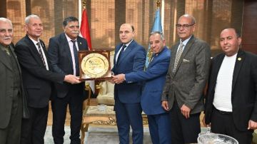 محافظ الغربية يستقبل ممثلي نقابة الأطباء والعلوم الصحية والمعلمين