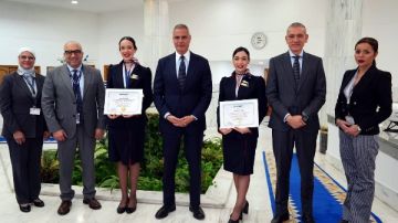 رئيس مصر للطيران يكرم طاقم ضيافة رحلة للتعامل المهني مع مسافر .. صور