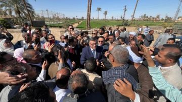 سيرا على الأقدام.. محافظ قنا يرافق أبناء البارود فى جولة بالقرية