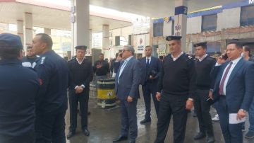 قبل امتداد النيران لمحطة وقود .. السيطرة على حريق هائل بمحل ملابس وأدوات رياضية في أسيوط صور