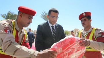 محافظ البحر الأحمر يضع اكليلا من الزهور على النصب التذكاري للشهداء