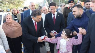 محافظ القليوبية يوزع الورود على الأطفال والمواطنين احتفالا بالعيد..صور