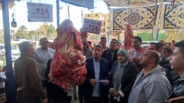 حملات مفاجئة في الفيوم.. حماية المستهلك يضبط 6 مخالفات ويحيل المتلاعبين بالأسعار للنيابة حملات مفاجئة في الفيوم.. حماية المستهلك يضبط 6 مخالفات ويحيل المتلاعبين بالأسعار للنيابة