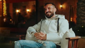 علي معلول: الأهلي فريق أوروبي داخل إفريقيا.. والشهرة الحقيقية عرفتها في مصر علي معلول: الأهلي فريق أوروبي داخل إفريقيا.. والشهرة الحقيقية عرفتها في مصر