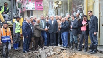 محافظ القاهرة يتابع عملية إصلاح ماسورة مياه بشارع الترعة البولاقية