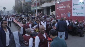 مصر على سفرة واحدة.. مؤسسة أبو العينين تطعم 20 ألف صائم يوميا بأكبر مائدة إفطار بالجيزة