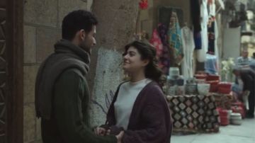 نظرات مطمئنة.. لقاء بين تارا عبود وحبيبها في الحلقة الحادية عشرة من صحاب الأرض 