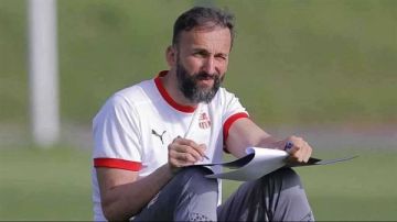 إيقاف مدرب شباب بلوزداد قبل مواجهة الزمالك في نصف نهائي الكونفدرالية