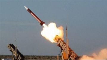 الدفاعات الجوية الإماراتية تتصدى لصواريخ ومسيرات إيرانية.. وتسهيلات لعودة المقيمين من الخارج