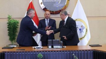 النقل توقع مذكرتي تفاهم مع موانئ مصر البحرية واقتصادية قناة السويس