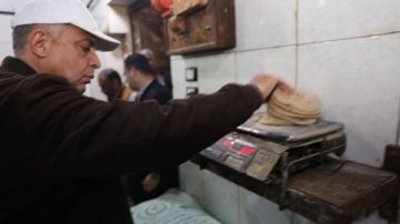 خلال جولته بسمالوط.. محافظ المنيا يفاجئ مخبزا بقرية الجزائر لمتابعة جودة الإنتاج خلال جولته بسمالوط.. محافظ المنيا يفاجئ مخبزا بقرية الجزائر لمتابعة جودة الإنتاج