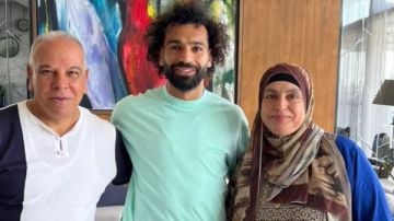 شاهد.. رد فعل أسرة محمد صلاح بعد إعلان رحيله عن ليفربول