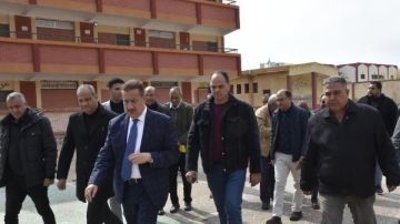 محافظ بورسعيد يتابع أعمال تطوير رفع كفاءة مدرسة عقبة بن نافع بطاقة 24 فصلا شاهد