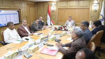 محافظ قنا يبحث مع القيادات التنفيذية استكمال طلبات التقنين وتحصيل مستحقات الدولة محافظ قنا يبحث مع القيادات التنفيذية استكمال طلبات التقنين وتحصيل مستحقات الدولة