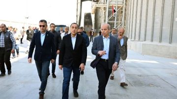 مدبولي من السويس: الدولة حريصة على تأمين احتياجات المواطنين من القمح وتطوير قدراتنا التخزينية