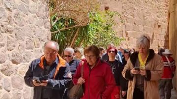 بين الثلوج والسيول.. سانت كاترين تستقبل السائحين في قلب أرض التجلي