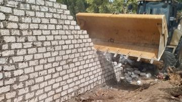 حملة مكبرة لإزالة أعمال بناء مخالف بمدينة القرنة غرب الأقصر