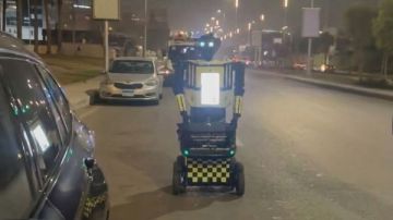 روبوت في شوارع الشيخ زايد ظهور أول عسكري مرور آلي في مصر.. حكاية فيديو أثار الجدل روبوت في شوارع الشيخ زايد ظهور أول عسكري مرور آلي في مصر.. حكاية فيديو أثار الجدل