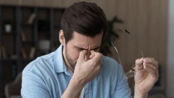 صداع مش بيروح؟ متى يتحول لجرس إنذار يستدعي العلاج فورا