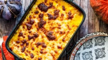 طريقة عمل صينية بطاطس محمرة مع السبانخ والسوسيس