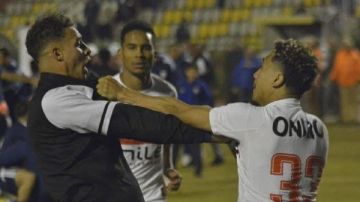 لقطة مسيئة.. خناقة بين بيزيرا وأقطاي في مباراة الزمالك وانبي