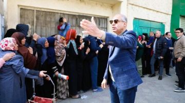 محافظ المنيا يتابع صرف المنحة التموينية ويتدخل ميدانيا لتيسير الخدمة.. فيديو