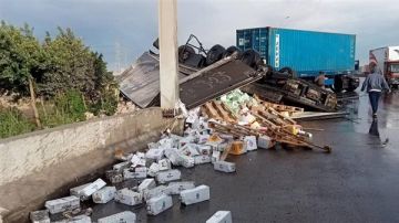 الأمطار تضرب طريق الواحات.. إصابة شخصين وتحطم سيارتين نقل في تصادم بأكتوبر