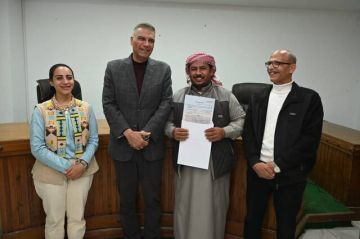 محافظ جنوب سيناء يسلم 18 عقد تقنين أوضاع منازل لمواطنين بمدينة دهب